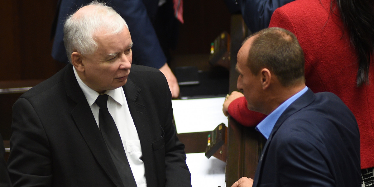 Jarosław Kaczyński porozumiał się z Pawłem Kukizem przed rokiem. Teraz został miesiąc do zrealizowania kolejnego punktu umowy.
