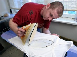 Faceci oszukują, że nie potrafią sprzątać