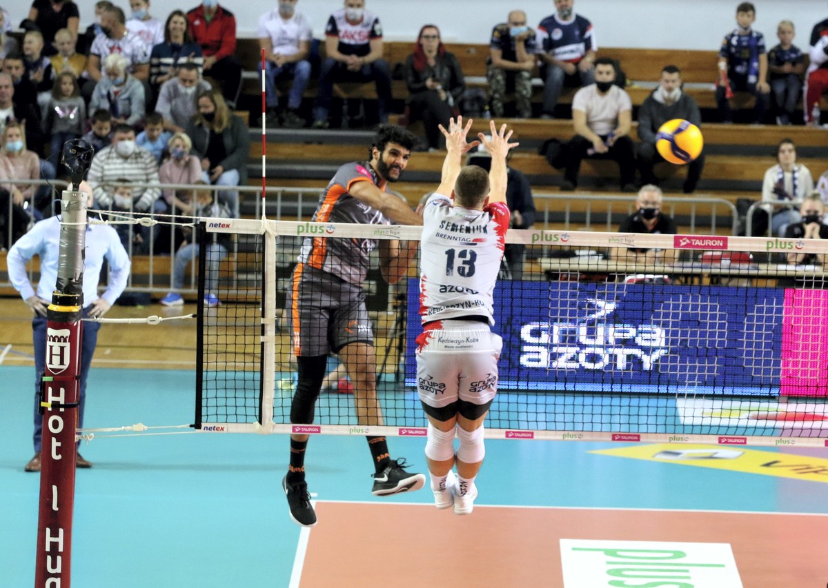 Siatkarz drużyny Grupa Azoty ZAKSA Kędzierzyn-Koźle Kamil Semeniuk (P) i Mohamed Al Hachdadi (L) z zespołu Jastrzębski Węgiel podczas meczu Ekstraklasy, w hali "Azoty"