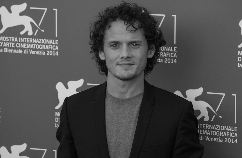 Gwiazdor "Star Treka" Anton Yelchin zginął 19 czerwca 2016 roku, przygnieciony przez własny samochód, który z nieustalonych przyczyn stoczył się po podjeździe jego domu w Los Angeles. Jak podaje "Variety", ciało aktora było "przyciśnięte" przez jego auto do murowanego słupa pod skrzynkę pocztową. Przedwczesna śmierć Yelchina wstrząsnęła środowiskiem filmowym, szczególnie jego kolegami z planu "Star Trek: w nieznane". – Nasz przyjaciel, kompan, nasz Anton. Jeden z najbardziej otwartych i intelektualnie interesujących ludzi, jakich kiedykolwiek miałem przyjemność poznać. Niesamowicie utalentowany i wielkoduszny. Dojrzały ponad swój wiek, odszedł przed swoim czasem – napisał na Instagramie Zachary Quinto, czyli Spock w nowym "Star Treku".