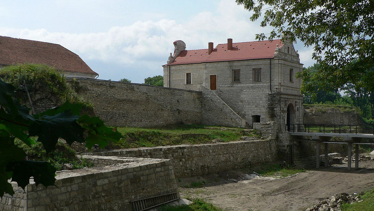 Obrona Zbaraża należy do najchlubniejszych wydarzeń w dziejach oręża polskiego. W lecie 1649 roku, gdy trwało powstanie Chmielnickiego, armia kozacko-tatarska otoczyła Zbaraż i znajdujące się w nim oddziały polskie. Siły były bardzo nierówne: przed około 200 tysiącami ludzi Chmielnickiego twierdzy broniło 15 tysięcy żołnierzy polskich. Dowodzili nimi regimentarze Andrzej Firlej i Stanisław Lanckoroński, a najwyższe dowództwo objął wojewoda ruski książę Jeremi Wiśniowiecki. Sześciotygodniowa obrona Zbaraża zakończyła się ugodą stron konfliktu, 22 sierpnia 1649 roku.