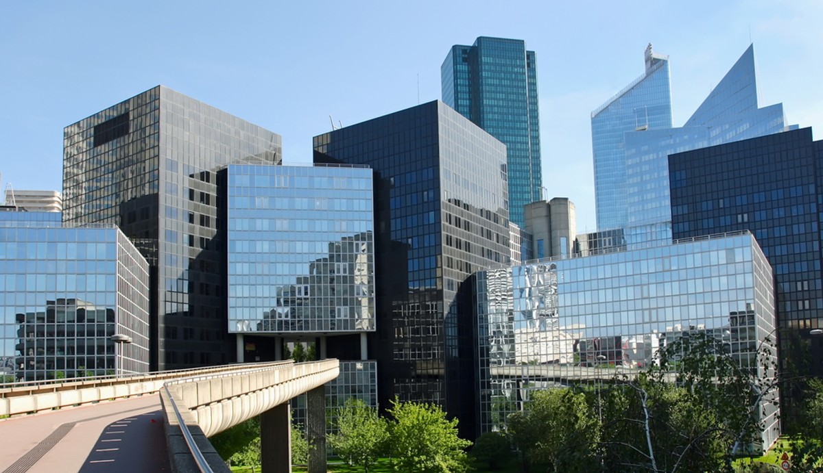 Nowoczesne budynki w biznesowej dzielnicy Paryża La Defense.
