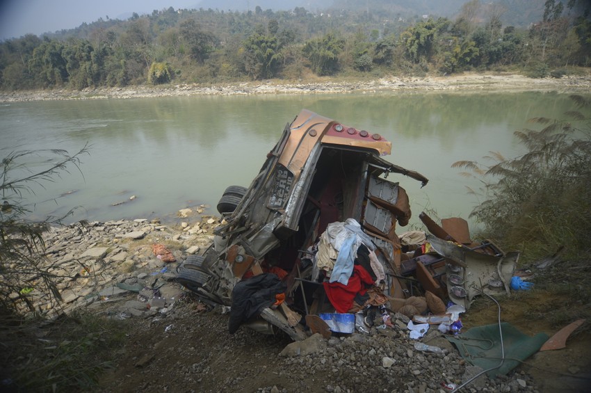 Autobus pao u reku u Nepalu