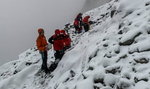 Tatry: Grupa turystów utknęła na zaśnieżonej przełęczy. Poszli w góry w krótkich spodenkach