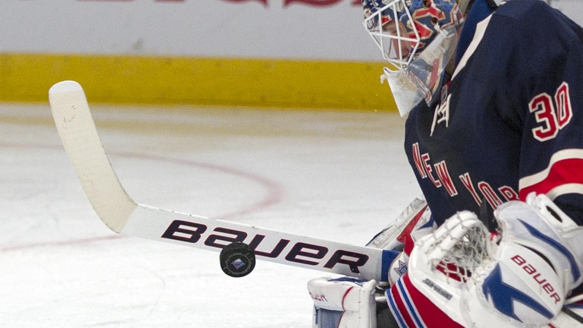 Henrik Lundqvist strzegący bramki New York Rangers zwyciężył po raz 200. w swojej karierze, a jego drużyna pokonała Los Angeles Kings 4:3. Obdarzony zaufaniem Wojtek Wolski nie wykorzystał rzutu karnego, ale Strażnicy mimo to zgarnęli komplet punktów.