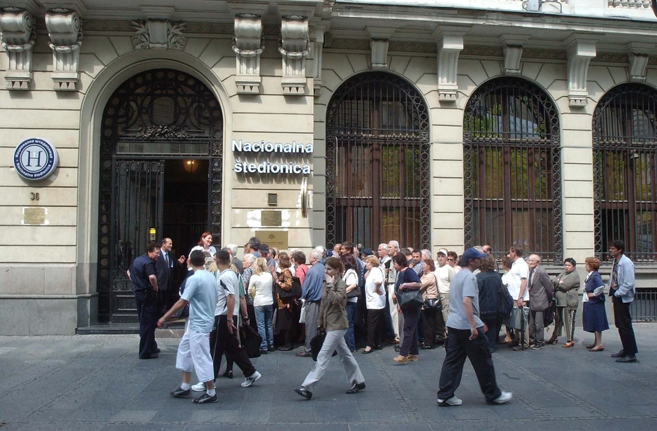 Nacionalna štedionica, a privatna banka: Nakon gašenja bivšeg SDK, njegova imovina i poslovi su preneti na Nacionalnu štedionicu. Njeno ime javnost je asociralo da se radi o državnoj, iako je to bila privatna banka