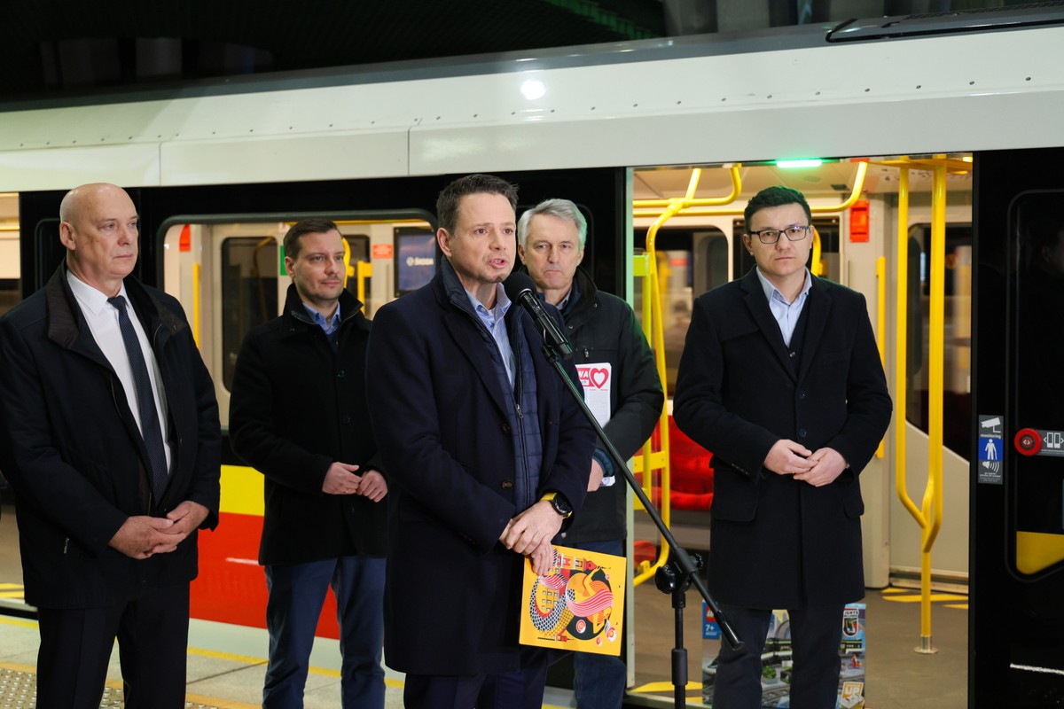Prezydent Warszawy Rafał Trzaskowski i przewodniczący Rady dzielnicy Praga-Południe Marcin Kluś podczas konferencji przed podpisaniem umowy na zaprojektowanie pierwszego odcinka III linii metra