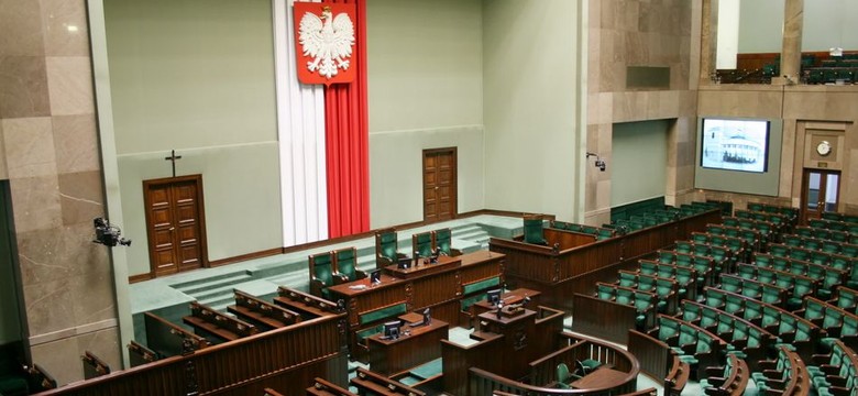 KO traci, PiS zyskuje. Co się dzieje z polską sceną polityczną? [SONDAŻ]