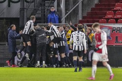 Trener Ajaksu poleciał na ślub. Jego piłkarze skompromitowali się w Pucharze Holandii