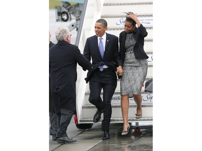 Skromniejsza wersja Michelle Obamy? Nie do końca. Na okoliczność irlandzkiej wizyty Pierwsza Dama zaprezentowała czarny żakiet i suknię w kolorze czerni i bieli. Uważniejsze spojrzenie wystarczyło, by dostrzec fantazyjny deseń na sukni i szpilkach oraz oryginalny i zdobny pasek prezydentowej