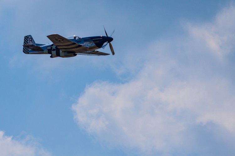 Samolot P-51 Mustang podczas pokazu lotniczego, 14 bm. Na poznańskim lotnisku Ławica odbywają się pokazy lotnicze Aerofestival 2015. (jk/cat) PAP/Marek Zakrzewski