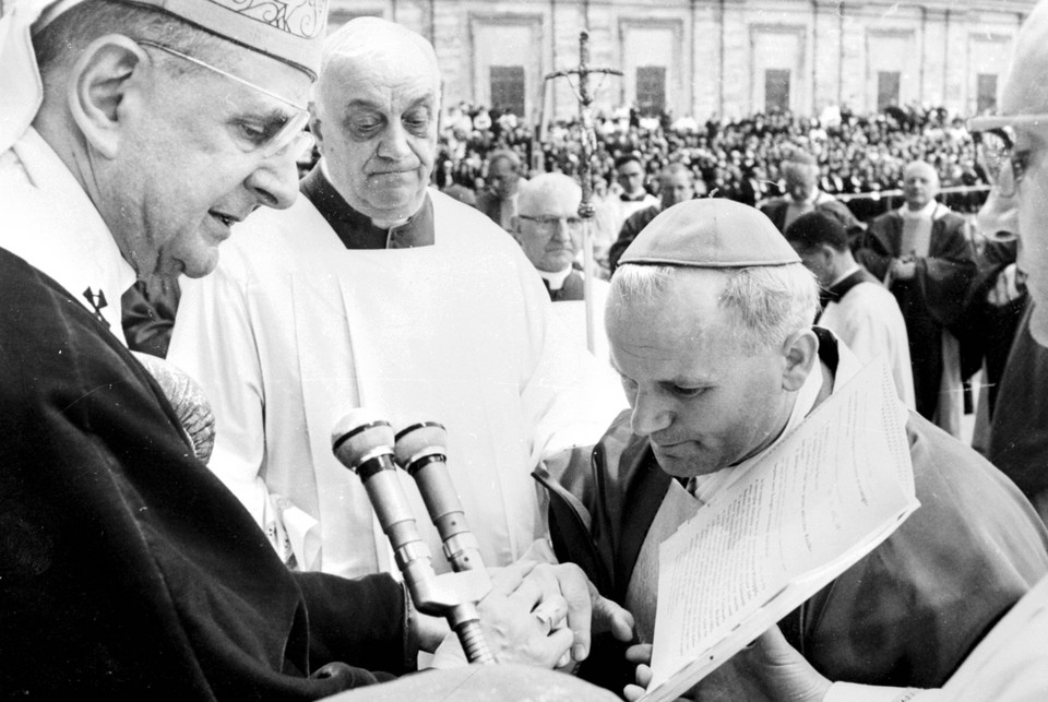Karol Wojtyła i papież Paweł VI w 1967 r. podczas mszy w Watykanie. Wojtyła odbiera od Ojca Świętego kardynalski pierścień