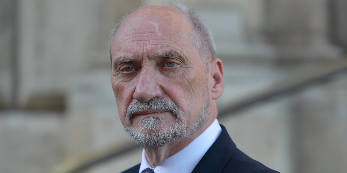 Macierewicz o "poległych w Smoleńsku" na festynie