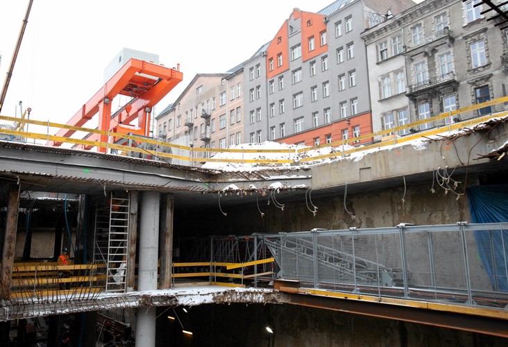 Jak wyjaśniał rzecznik warszawskiego metra, Krzysztof Malawko, najwięcej kłopotów sprawiły budowniczym niewybuchy. Żeby wywieźć niewypał z budowy trzeba wstrzymać prace, ewakuować ludzi, ale także wstrzymać betoniarnię i transport. Na zdjęciu: Budowa II linii metra - stacja Dworzec Wileński.