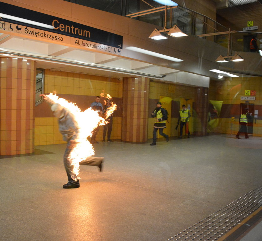 Płonący mężczyzna biegł po peronie Metra Centrum