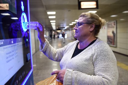 Zapłać za bilet plastikową butelką. Tak ze śmieciami walczy metro w Stambule