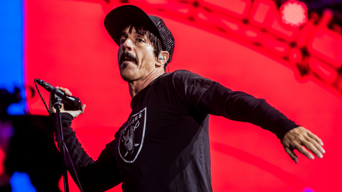 Red Hot Chili Peppers zagrają 25 lipca na stadionie Cracovii w Krakowie. Dla Amerykanów będzie to czwarty występ w naszym kraju. W związku z nadchodzącym show na rynku pojawiła się poszerzona wersja polskiej biografii zespołu "Kalifornizacja" autorstwa Bartka Koziczyńskiego.