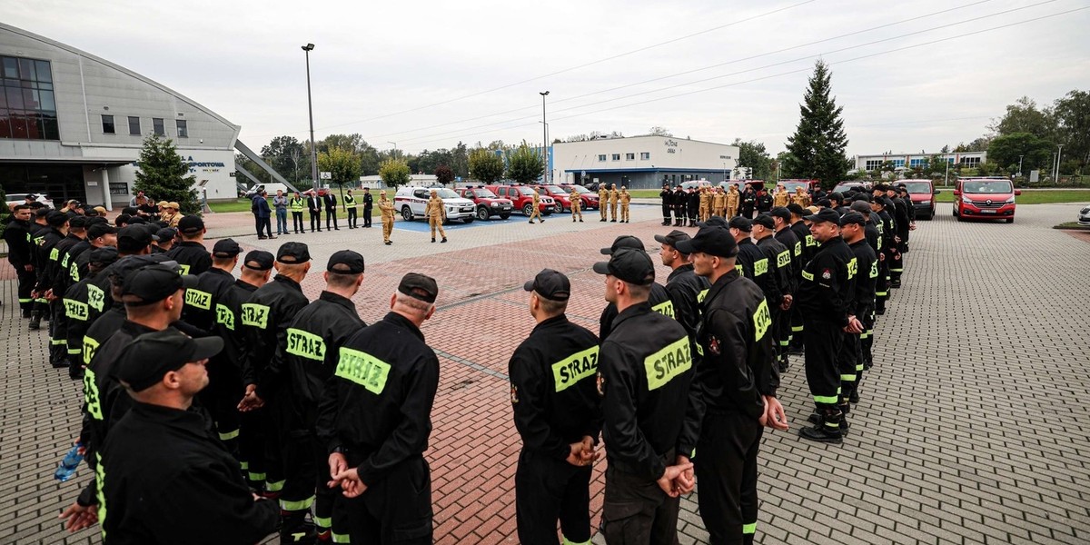 Strażacy przygotowują się do akcji przy siatkarskiej hali w Kędzierzynie-Koźlu. 