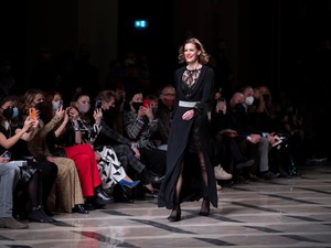 Múzsái mutatták be a 25 éves Sentiments divatház eddigi legikonikusabb alkotásait