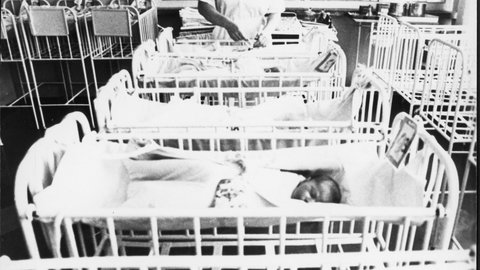 W szpitalu ktoś morduje noworodki. Stasi rozpoczyna śledztwo
