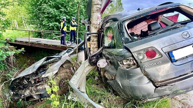 Koszmarny wypadek. Samochód złamał się na pół, nie żyje 18-latek