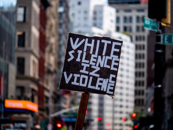 Milczenie białych jest przemocą – jeden ze sloganów ruchu Black Lives Matter, protest w Nowym Jorku, maj, 2020 r.
