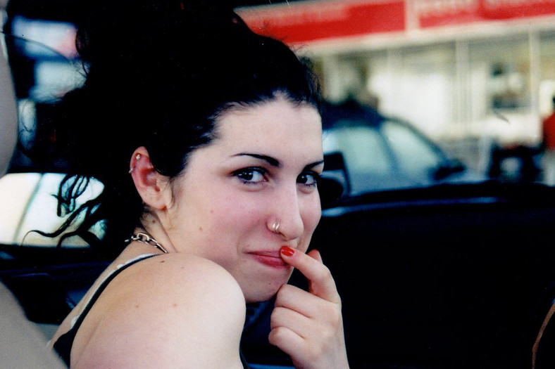  Amy Winehouse na archiwalnym zdjęciu z dokumentu "Amy Winehouse 10 lat później"