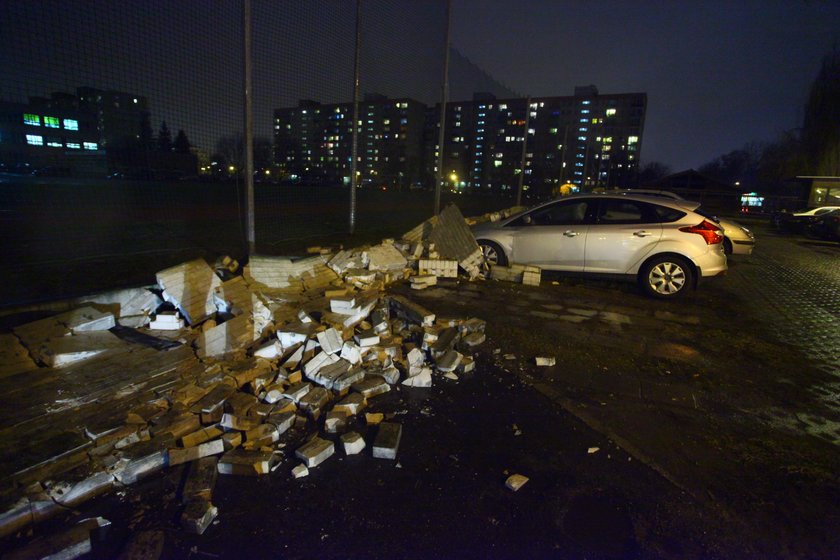 Wiatr przewrócił mur na samochody