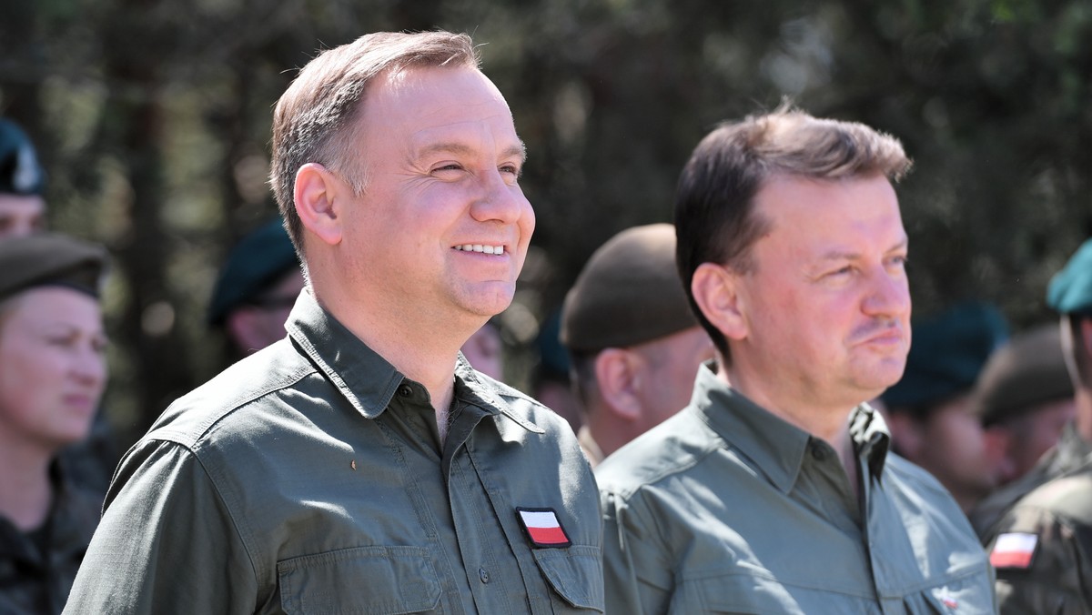 Nowa Dęba, 30.05.2018. Prezydent RP Andrzej Duda (L), minister Obrony Narodowej Mariusz Błaszczak (P) podczas wizyty w ośrodku Szkolenia Poligonowego Wojsk Lądowych w Nowej Dębie, 30 bm. (sko) PAP/Piotr Polak