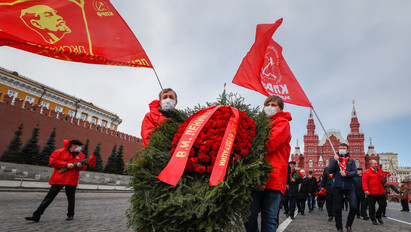 A kijárási tiltás ellenére is megkoszorúzták Lenin sírhelyét Moszkvában – fotó