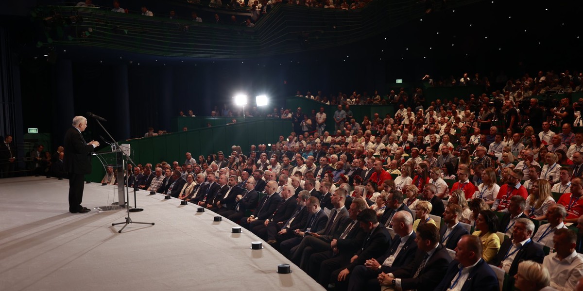 Jarosław Kaczyński na spotkaniu w Białymstoku obiecał, że będzie dążył do tego, by 14. emerytura była na stałe.