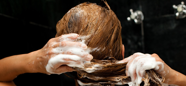 Co się dzieje, kiedy myjesz głowę raz w tygodniu? Ekspertka mówi wprost