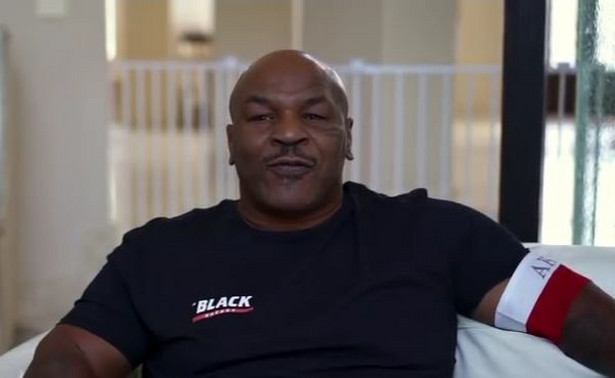 Mike Tyson z czerwono-białą opaską na ramieniu przypomina o Powstaniu Warszawskim [WIDEO]