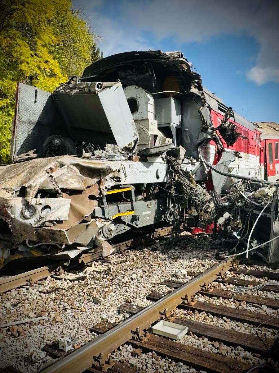 Pred tunelom v obci Jablonov nad Turňou došlo k zrážke dvoch rýchlikov.
