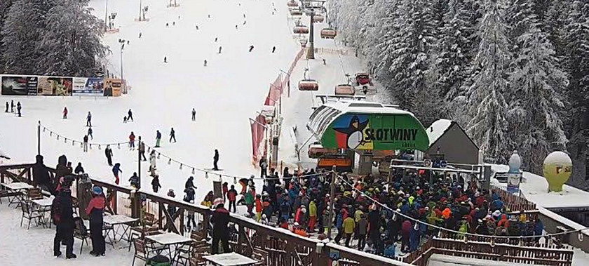 Koronawirus: tłum narciarzy w Krynicy-Zdroju. Otwarto stok