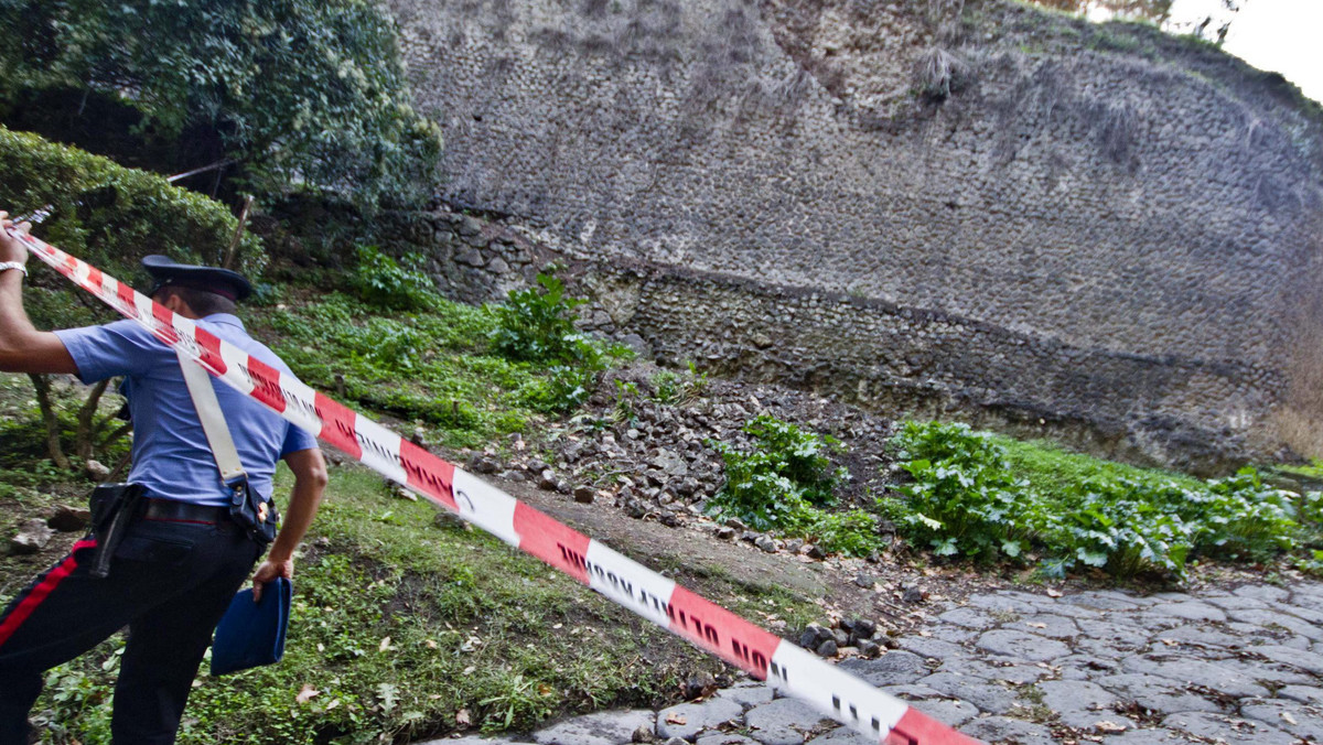 Na terenie wykopalisk archeologicznych w Pompejach na południu Włoch runął kolejny fragment rzymskiego muru. Rumowisko zostało w sobotę zajęte przez karabinierów, którzy zbadają przyczyny kolejnego takiego zdarzenia.