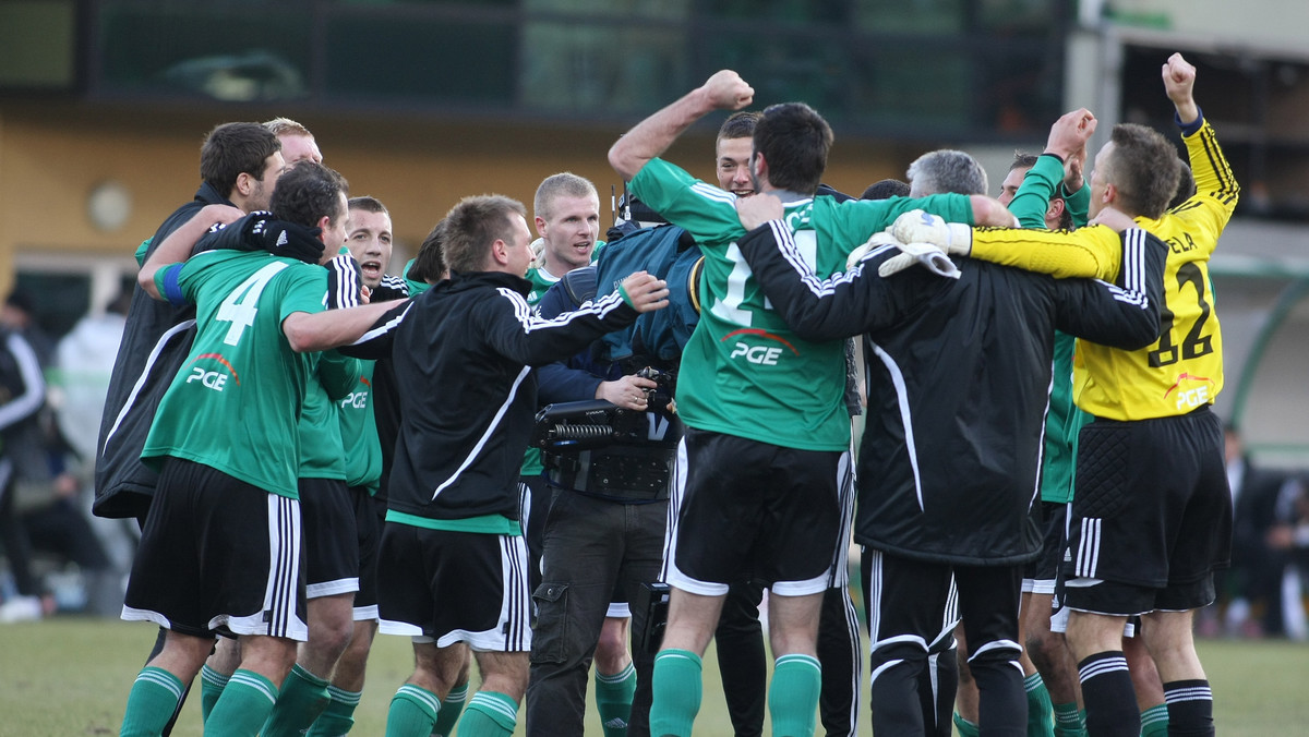 GKS Bełchatów w dobrym stylu pokonał w niedzielę Legię Warszawa 2:0. Zwycięstwo okupił jednak sporą ilością ostrych starć i żółtych kartek, w związku z tym do najbliższego spotkania z Lechią Gdańsk przystąpi w osłabieniu.