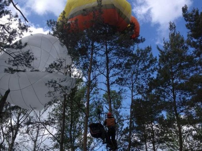 Wypadek na paralotni. Mężczyzn zawisł na drzewie