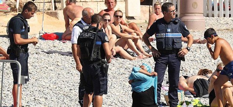 Uzbrojeni policjanci kazali jej zdjąć burkini na plaży. "Reszta turystów biła im brawo"