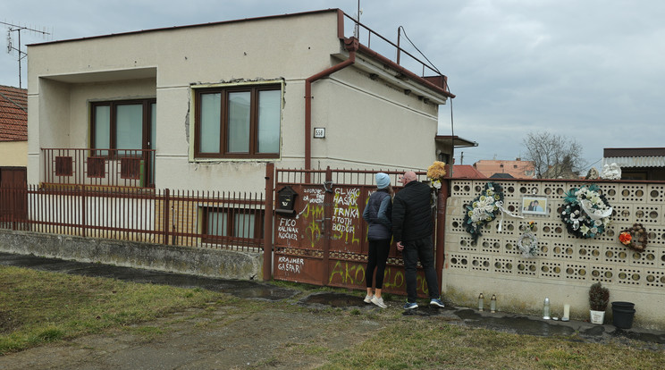 Tibor minden évben eljön nagylányával az évforduló előtti napon a Kuciak házhoz  Fotó: Czerkl Gábor