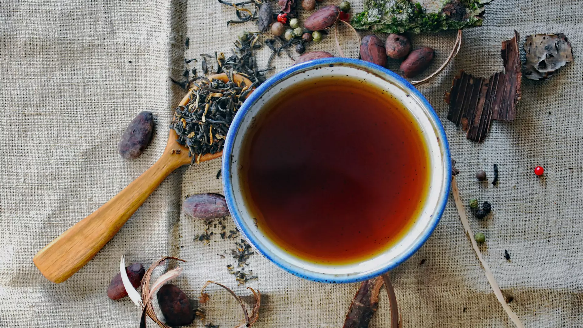 Jak czytać z fusów po herbacie? Przyszłość, którą możemy wyczytać z dna kubka