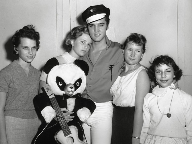 Elvis Prisli sa mladim obožavateljkama