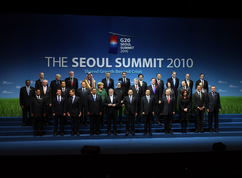 Przywódcy państw G20 pozują do wspólnego zdjęcia na szczycie w Seulu.