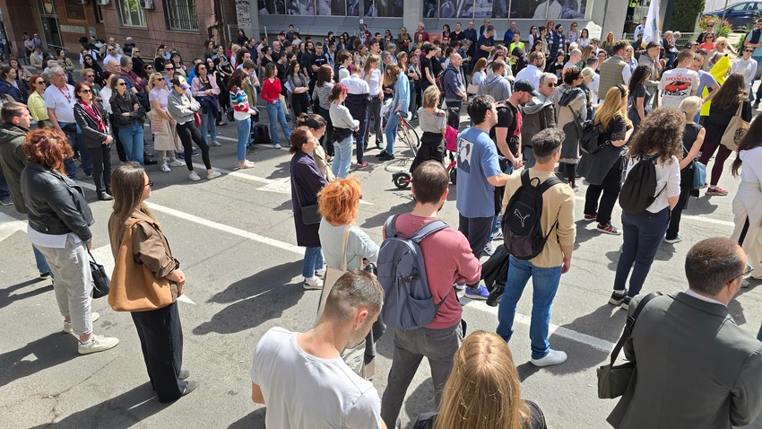 Odavanje pošte ispred RTS