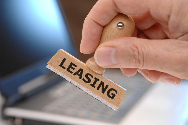 Leasing. Jest to sposób finansowania środków trwałych, polegający na tym, że leasingodawca (finansujący) kupuje wskazany przez leasingobiorcę produkt, a następnie oddaje mu go w użytkowanie w zamian za miesięczny czynsz.