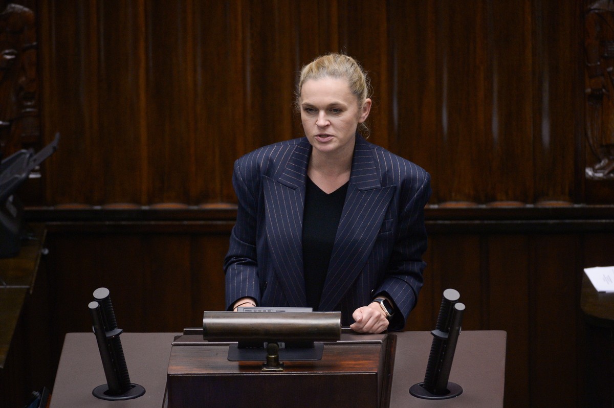 Posłanka KO Barbara Nowacka przemawia w Sejmie w Warszawie
