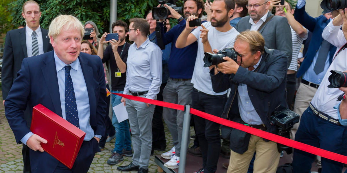 Premier Wielkiej Brytanii uciekł z konferencji. Wygwizdali go!