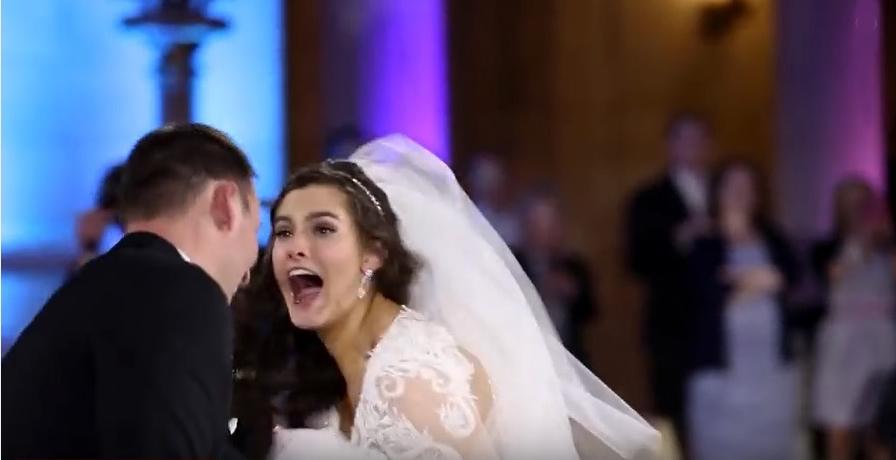 Amikor elhallgat a zene, a menyasszony azt hiszi, tönkre tették az esküvői táncukat. Aztán meglát valamit a színpadon, és sokkot kap (videó)