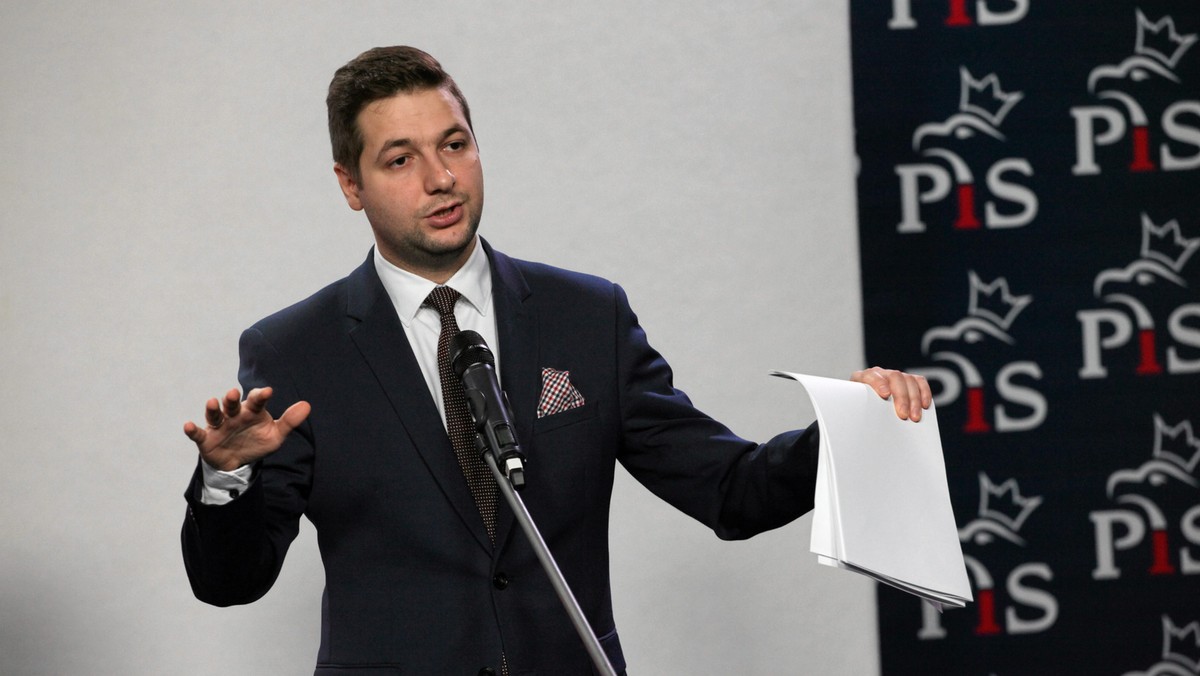 W komisji zdecydowaną większość ma opozycja, więc decyzja o ukaraniu mnie nie jest zaskoczeniem - tak wiceminister sprawiedliwości, poseł Patryk Jaki odniósł się do upomnienia go przez sejmową komisję etyki. Podkreślił, że chce reformy sądownictwa; tego boi się opozycja - ocenił.