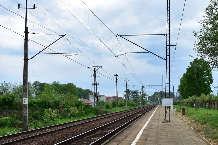 19-latek z Lubajn pod Ostródą chciał zaimponować kolegom, wszedł na słup trakcji kolejowej i zginał!